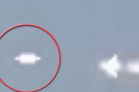 Imagini cu un avion care pare urmărit îndeaproape de un OZN încing internetul