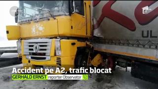 Accident pe A2, după ce un TIR a derapat. Traficul a fost complet blocat