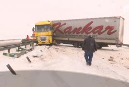 Şoferi blocaţi pe șosele. Vremea rea a format cozi imense pe DN1