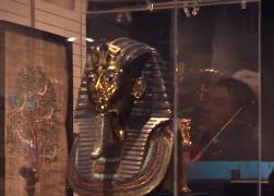 Celebra mască a lui Tutankhamon, regele-copil al Egiptului, a ajuns la Bucureşti