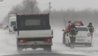 Femeie gravidă rămasă în nămeţi, la Frumuşani