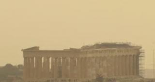 Ceaţă portocalie la Atena! Nor uriaş de nisip, adus de vânt din Sahara deasupra Greciei