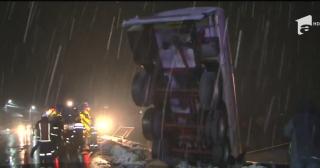 Accident bizar, dar periculos: o cisternă plină cu motorină s-a răsturnat în Mureş