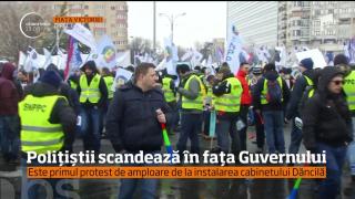 Aproape cinci mii de poliţişti, gardieni şi vameşi din toată ţara protestează în faţa Guvernului