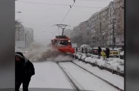 O femeie a fost aruncată din staţia de tramvai în faţa maşinilor, pe şosea, de un plug al RATB care deszăpezea liniile