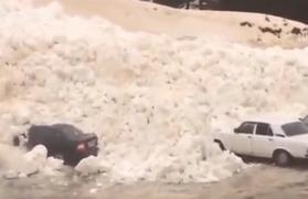 Mașini înghițite de avalanșa portocalie, în Rusia