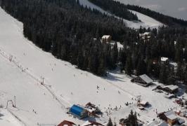 Zăpada mai bună ca-n Ianuarie. Pe pârtia de la Arișeni, stratul de zăpadă măsoara un metru