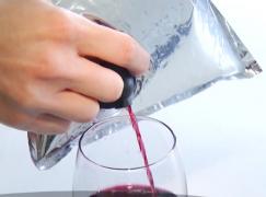 Românii au prins gustul vinului "la pungă" şi noul ambalaj are mare succes