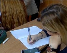 Telefonul e interzi la şcoală, dar elevii nu respectă mereu această nou regulă