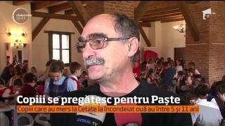 Sute copii s-au apucat deja să încondeieze ouă, dar şi să facă felicitări pentru Paşte