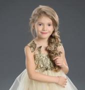 Defilarea pe catwalk este uneori o joacă de copil. Modele-junior au urcat pe scenă la Bucureşti