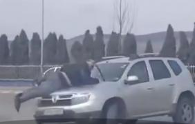 Un italian a luat un român pe capotă, la Iaşi, după ce s-au certat