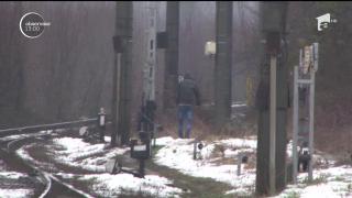 Un adolescent din Ploieşti se zbate între viaţă şi moarte după ce a traversat calea ferată cu căştile în urechi