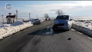 Panică pe o şosea din Tulcea! Un autoturism a intrat într-un microbuz cu opt pasageri
