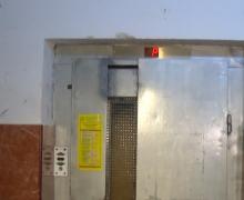 O femeie s-a prăbuşit în gol cu liftul într-o clădire publică din Capitală