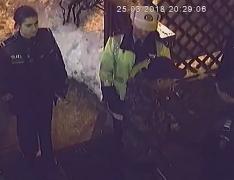 Un poliţist din Roman a fost pupat, într-un bar, de un scandalagiu care le dă mereu de furcă patronilor localului