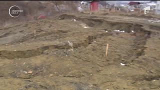 Peste 1.200 de locuitori din Vrancea au rămas în beznă din cauza unei alunecări de teren care a avariat un stâlp electric