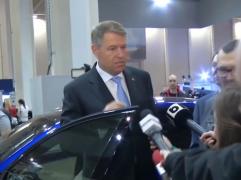 Preşedintele Klaus Iohannis a încercat mașinile de lux, la Salonul International de Automobile Bucureşti