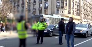 Clipe tensionate în plin centrul Capitalei. Un individ care protesta în faţa Primăriei Capitalei a ameninţat că se sinucide