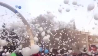 Manifestaţie impresionantă în memoria celor 64 de oameni care au murit în incendiul devastator produs la centrul comercial din Siberia