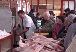 Au apărut mieii în pieţe. Sunt mai puţini şi mai scumpi ca anul trecut