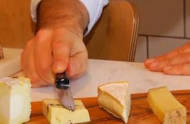 Românii consumă de patru ori mai puţine brânzeturi faţă de media europeană