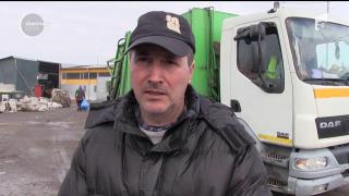 Doi bărbaţi din Vrancea, angajaţi la Serviciul de Salubritate din Focşani, au înapoiat un portofel în care se aflau 2500 de euro