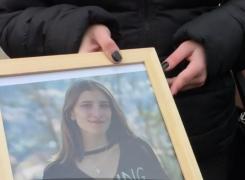 Terifiant. Criminalul din Braşov şi-a sunat fiica şi a chemat-o acasă din oraş, ca să o ucidă. A vorbit cu ea, înainte să o înjunghie de opt ori