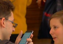 Dependenţa de telefon chiar şi atunci când ieşim cu prietenii a primit un nume de la specialişti, care cred că e vorba despre un pericol real