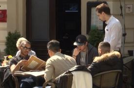 Primăvara a scos România la soare. Zeci de mii de oameni au umplut parcurile şi terasele, magazinele şi chiar plajele