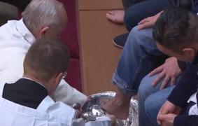 Papa Francisc a spălat şi sărutat picioarele a 12 deţinuţi