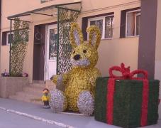 Iepurii giganţi, îmbrăcaţi în beteală aurie şi instalaţi în curtea grădiniţelor, motiv de scandal