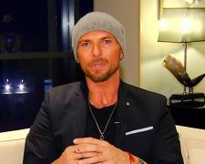 Actorul britanic Luke Goss, celebru pentru rolurile sale de dur, filmează în Bucureşti