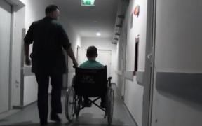 Anchetă la Inspectoratul Judeţean Arad! Un adolescent acuză că a fost bătut crunt de poliţişti