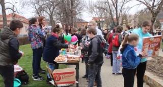 Târg caritabil de Paşte, organizat de elevii unei şcoli din Transilvania