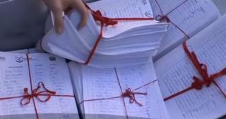 Petiţii semnate de peste 100.000 de elevi, aduse cu roaba la Ministerul Educaţiei