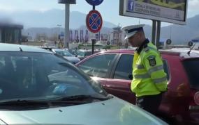 Poliţiştii braşoveni s-au pus pe amendat şoferii care parchează pe locurile persoanelor cu dizabilităţi