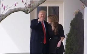 Donald Trump, ţinta criticilor după un gest de adio mai puţin obişnuit