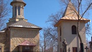 Cuplurile care se căsătoresc la o anumită biserică din Argeş spun că lăcaşul sfânt face minuni pentru familii