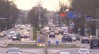 Curăţenia de Paşte se face şi în maşină. Vremea de primăvară târzie i-a făcut pe mulţi şoferi să îşi schimbe cauciucurile de iarnă cu cele de vară