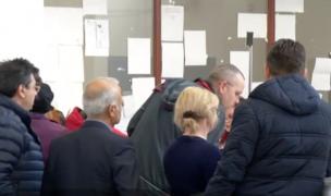 Cozi uriaşe la taxe şi impozite. Sute de oameni au vrut să prindă reducerea de 10% la dările către stat