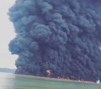 A ars oceanul în Borneo, după ce un incendiu puternic a izbucnit în apropierea unui golf al insulei indoneziene