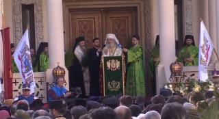 Credincioşii au umplut bisericile la Slujba de Înviere. Au mers şi în procesiuni pe străzile marilor oraşelor şi au încheiat seara în familie