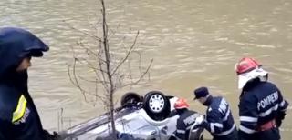 Familie plonjată cu maşina în Olt. O fetiţă de 13 ani a rămas fără părinţi pentru a doua oară