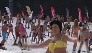 Încercarea de a doborî un record mondial a scos aproape 2000 de oameni la schi în costume de baie