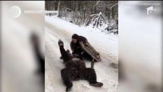 O tânără a stârrnit isterie pe Internet, după ce s-a filmat în haină de blană mângâind un urs