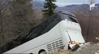 Un autocar s-a prăbuşit în râpă, într-o curbă periculoasă la Cheile Grădiştei