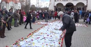 Floriile au fost sărbătorite cu o cruce uriaşă, la Hunedoara