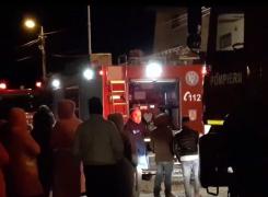 Casă cuprinsă de flăcări, la Buzău. Un copil de 10 ani şi trei adulţi, salvați de vecini de la moarte sigură