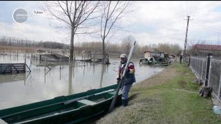Locuitorii din Deltă folosesc barca şi pe şoselele din zonă, în urma codului portocaliu de pe Dunăre